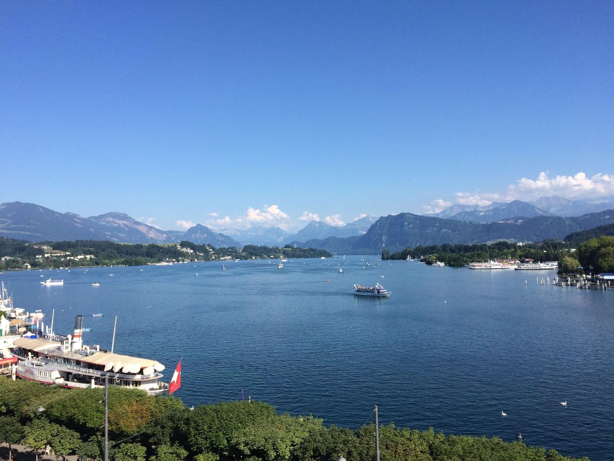 卢塞恩施威霍夫酒店 外观 照片 View of the lake from the town